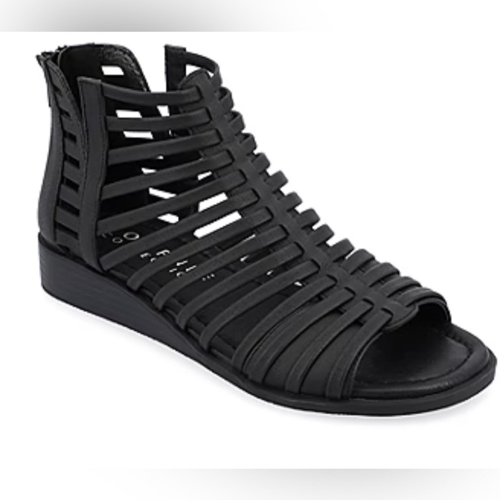 Journee Collection Delilah.  Size 6.5WD.‎ Color: Black